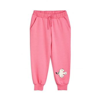 Mini Rodini pantaloni de trening din bumbac pentru copii Mini Rodini x Wrangler culoarea roz, cu imprimeu