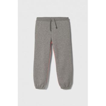 United Colors of Benetton pantaloni de trening pentru copii culoarea gri, neted