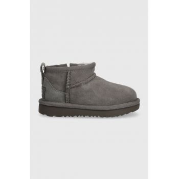 UGG cizme de zapada din piele intoarsa T CLASSIC ULTRA MINI culoarea gri