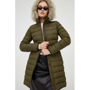 Tommy Jeans geacă de puf femei, culoarea verde, de iarna DW0DW09060