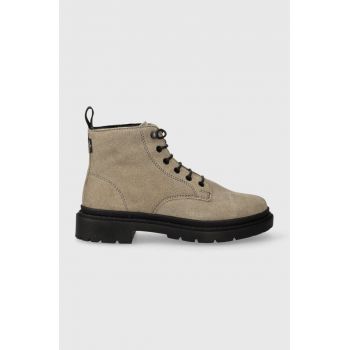 Levi's cizme din piele intoarsa TROOPER CHUKKA femei, culoarea gri, cu toc plat, 234715.57