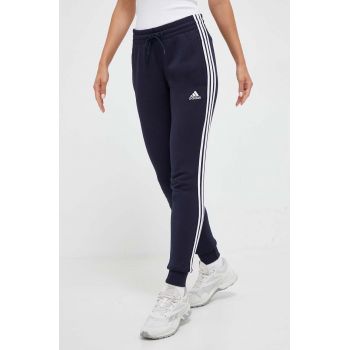 adidas pantaloni de trening din bumbac culoarea bleumarin, cu imprimeu IC9923