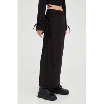 Gestuz fusta culoarea negru, midi, drept ieftina