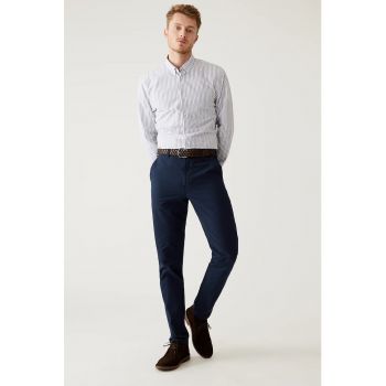 Pantaloni chino slim fit cu o curea