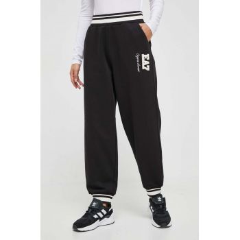 EA7 Emporio Armani pantaloni de trening culoarea negru, cu imprimeu