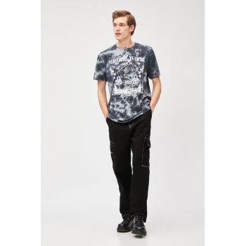 Tricou cu decolteu la baza gatului si model tie-dye&grafic