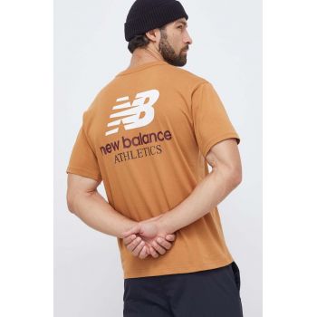 New Balance tricou din bumbac barbati, culoarea maro, cu imprimeu