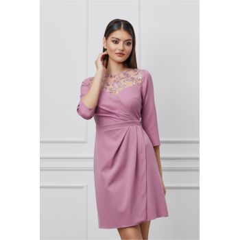 Rochie Dy Fashion roz cu dantela la bust si pliuri pe fusta la reducere