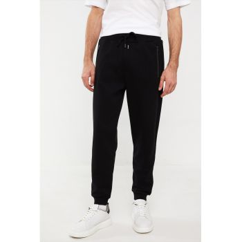 Pantaloni de trening cu croiala conica cu buzunare cu fermoar