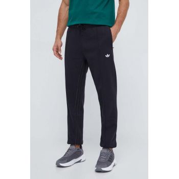 adidas Originals pantaloni de trening culoarea negru, cu imprimeu