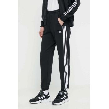 adidas Originals pantaloni de trening din bumbac culoarea negru, cu imprimeu  IB7457