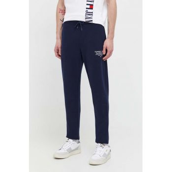 Tommy Jeans pantaloni de trening din bumbac culoarea bleumarin, cu imprimeu DM0DM18357