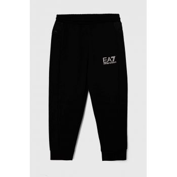 EA7 Emporio Armani pantaloni de trening pentru copii culoarea negru, cu imprimeu