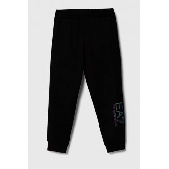 EA7 Emporio Armani pantaloni de trening din bumbac pentru copii culoarea negru, cu imprimeu