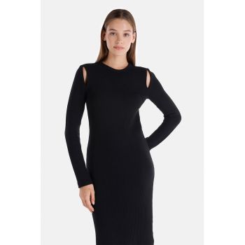 Rochie cu aspect striat si decupaje