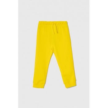 United Colors of Benetton pantaloni de trening din bumbac pentru copii culoarea galben, cu imprimeu