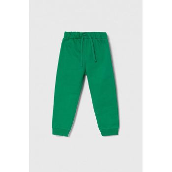 United Colors of Benetton pantaloni de trening din bumbac pentru copii culoarea verde, cu imprimeu