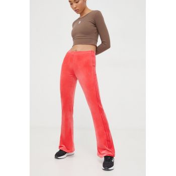adidas Originals pantaloni de trening din velur culoarea roz, cu imprimeu IT7563