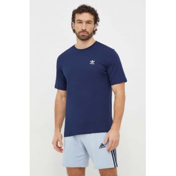 adidas Originals tricou din bumbac Essential Tee bărbați, culoarea bleumarin, cu imprimeu, IR9693 ieftin