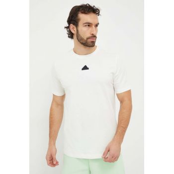 adidas tricou din bumbac bărbați, culoarea bej, cu imprimeu IS2857 ieftin