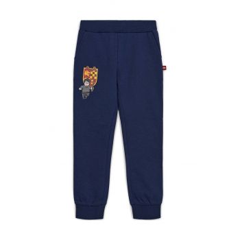 Lego pantaloni de trening din bumbac pentru copii culoarea albastru marin, cu imprimeu