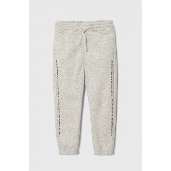 Abercrombie & Fitch pantaloni de trening pentru copii culoarea gri, cu imprimeu