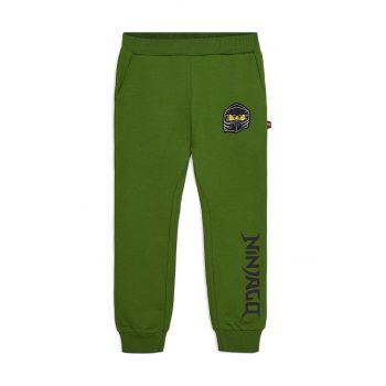 Lego pantaloni de trening din bumbac pentru copii culoarea verde, cu imprimeu