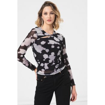 Bluza cu imprimeu abstract si decupaj la reducere