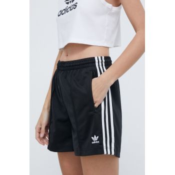 adidas Originals pantaloni scurți femei, culoarea negru, cu imprimeu, high waist IU2425 ieftini