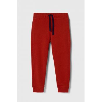 United Colors of Benetton pantaloni de trening din bumbac pentru copii culoarea rosu, cu imprimeu