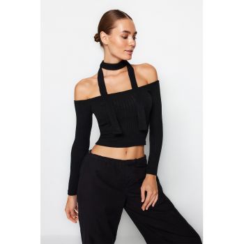 Bluza crop cu striatii si decolteu pe umeri