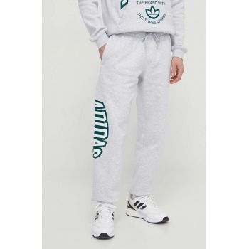 adidas Originals pantaloni de trening culoarea gri, cu imprimeu IS2900