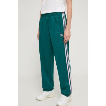 adidas Originals pantaloni de trening culoarea verde, cu imprimeu IM9818