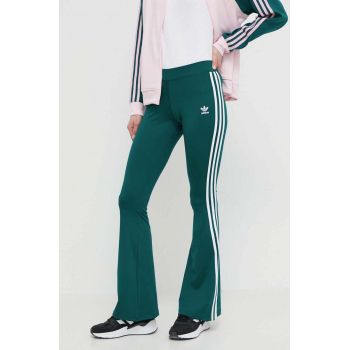 adidas Originals pantaloni de trening Flared culoarea verde, cu imprimeu, IN6320