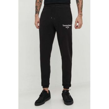 Tommy Jeans pantaloni de trening din bumbac culoarea negru, cu imprimeu DM0DM18935