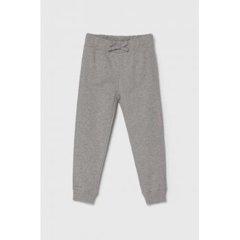 United Colors of Benetton pantaloni de trening din bumbac pentru copii culoarea gri, neted