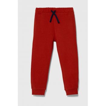 United Colors of Benetton pantaloni de trening din bumbac pentru copii culoarea rosu, neted