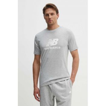 New Balance tricou din bumbac Essentials Cotton bărbați, culoarea gri, cu imprimeu, MT41502AG ieftin