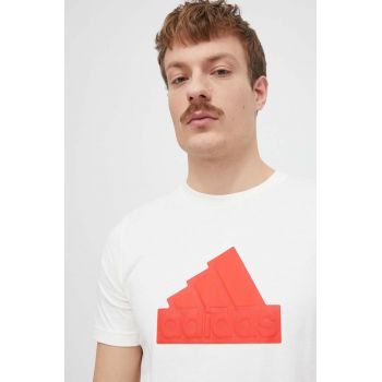 adidas tricou din bumbac bărbați, culoarea bej, cu imprimeu IZ1626 ieftin