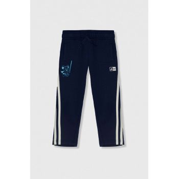 adidas pantaloni de trening pentru copii culoarea albastru marin, cu imprimeu ieftini