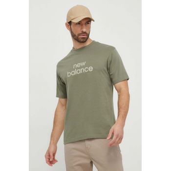 New Balance tricou din bumbac barbati, culoarea verde, cu imprimeu ieftin