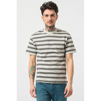 Tricou cu decolteu la baza gatului si model in dungi