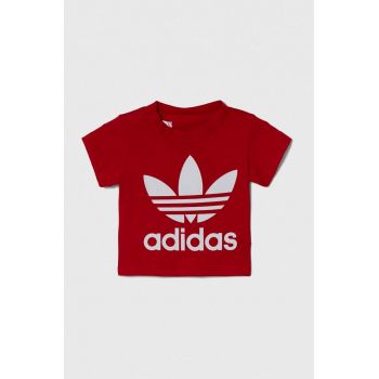 adidas Originals tricou din bumbac pentru bebelusi culoarea rosu, cu imprimeu
