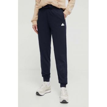 adidas pantaloni de trening culoarea bleumarin, cu imprimeu IS4286 ieftin