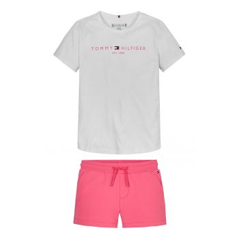 Set de pantaloni scurti si tricou cu decolteu la baza gatului