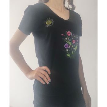 Tricou negru pictat manual cu lalele