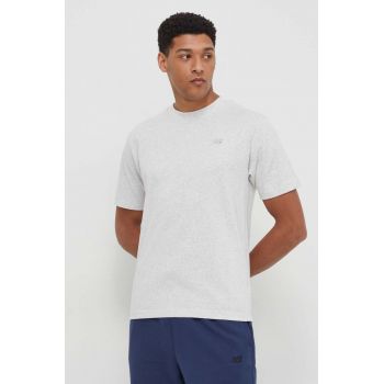 New Balance tricou din bumbac barbati, culoarea gri, cu imprimeu ieftin