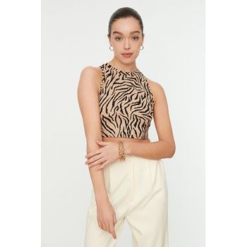 Top crop cu animal print la reducere