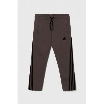 adidas pantaloni de trening pentru copii culoarea maro, cu imprimeu