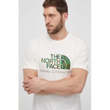 The North Face tricou din bumbac barbati, culoarea bej, cu imprimeu ieftin
